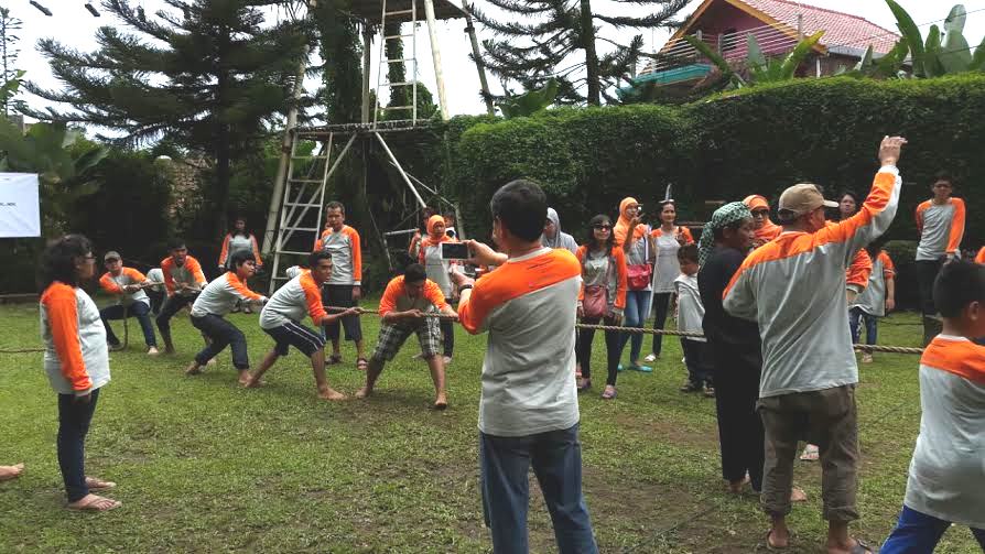 Membangun perlaku sosial biasanya dilakukan dengan mengadakan kegiatan kebersamaan, permainan, hiburan, outbound dan aktivitas-aktivitas lainnya yang bersifat informal.